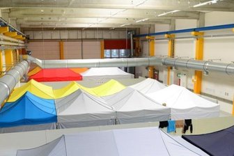 Rossauer Asylunterkunft: Landratsamt weist Vorwürfe zurück - Das Bild aus dem April 2016 zeigt die Zelte, die in der Fabrikhalle für ein wenig Privatsphäre sorgen sollen.