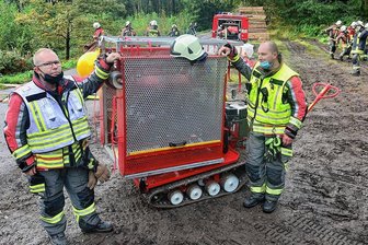 Rossauer Feuerwehr verzeichnet Rekordzahl an Einsätzen - Gemeindewehrleiter Steve Mucha (l.) und Einsatzleiter Daniel Paschke an der Kettenraupe, mit der Schläuche ausgerollt werden können. Foto: 