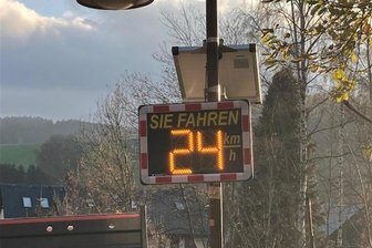 Rossauer Gemeinderäte entscheiden über ein weiteres Geschwindigkeits-Messgerät - Eine Geschwindigkeitstafel (Symbolfoto) ist auch in der Gemeinde Rossau im Einsatz.