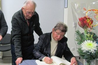 Rossauer schreiben sich in das Ehrenbuch ein - Auch Karin und Gerhard Ulbricht trugen sich in das Ehrenbuch von Rossau ein. 