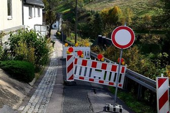 Rossauer setzen Rotstift bei Investitionen an - Die Bergstraße im Rossauer Ortsteil Schönborn-Dreiwerden ist eingebrochen und deshalb gesperrt. Weil die Sanierung viel Geld kostet, müssen andere Vorhaben zurückgestellt werden. 