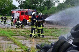 Rossauer Wehr rückt zu Übung am Stall aus - Unter anderem sollte das Feuer in den nicht mehr als Kuhstall benutzten Ställen sowie ein brennender Reifenstapel am Stall in Schönborn gelöscht werden.