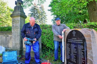 Rossauer zeigen erneut Ausstellung zu Kriegszeit - Erwin Braune (l.) und Volker Lippe vom Geschichtsverein haben am Ehrenmal in Seifersbach eine neue Namenstafel angebracht. 