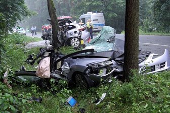 Rossendorf: Auto prallt gegen Baum - Fahrer tot - Der Mazda wurde beim Aufprall in zwei Teile zerrissen.