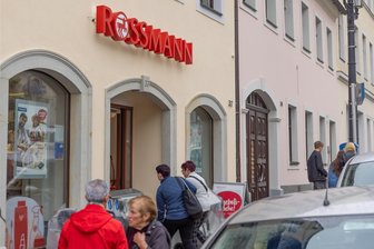 Rossmann verlässt die Annaberger Innenstadt: Neue Filiale wird deutlich größer - In der jetzigen Rossmann-Filiale an der Wolkensteiner Straße in Annaberg-Buchholz ist es relativ beengt. Das soll sich am neuen Standort ändern.