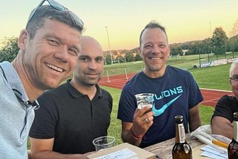 Roßweiner freuen sich auf Fußballfest - Alles ist angerichtet: Die Hauptorganisatoren Benjamin Brambor, Wim Burkhardt, Andreas Gartner und Helge Möws (v. l.) stoßen schon einmal auf das Pokalspiel gegen den FSV Zwickau an.