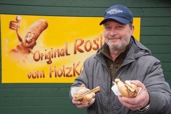 Roster mit geheimer Rezeptur: Die Erfolgsgeschichte einer Grillhütte an der B 92 im Vogtland - Jens Fischer, Betreiber der Grillhütte an der B92 in Mühlhausen bei Bad Elster, verkauft Rostbratwürste mit geheimer Rezeptur.