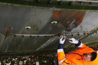 Rostige Klärbehälter in Drebach werden ersetzt - Der Stahlblechbehälter weist deutliche Spuren von Durchrostung auf. Diese werden wie hier von Mitarbeiter Rudi Seifert von der Zentralkläranlage Drebach notdürftig mit Schrauben geflickt.Foto: