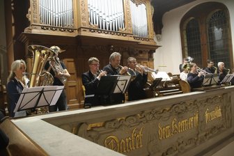 Rostocker Musiker zur Musiknacht in Hohenfichte - Die Blechbläser von „Horns united" hatten sich an verschiedenen Stellen in der Hohenfichtner Kirche positioniert.