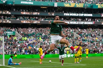 Rot-Festival gegen Südafrika: Mexiko gewinnt WM-Auftakt - Raúl Jiménez nach seinem Tor zum 2:0.