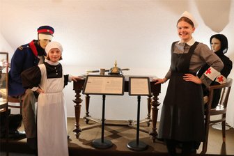 Rot-Kreuz-Museum Beierfeld würdigt mit Sonderschau die Leistungen von Kriegskrankenschwestern - Amelie Bauske (l.) und Hannah Ullmann sind zur Eröffnung der neuen Sonderausstellung im Rot-Kreuz-Museum in historische Schwestern-Trachten geschlüpft. Amelie engagiert sich sonst bei der Wasserwacht, Hannah als Schulsanitäterin.