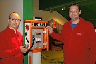 Rot-Kreuz-Museum zeigt die Welt der Telefone - André Uebe (links) und Mirko Gutschick haben die neue Sonderausstellung aufgebaut. Telefone stehen im Mittelpunkt.