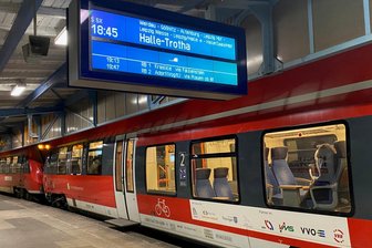 Rot lackierte S-Bahnen in Zwickau gesichtet: Warum fahren nach Leipzig teilweise andere Züge als sonst? - Eine rote S-Bahn steht abfahrbereit am Zwickauer Hauptbahnhof.