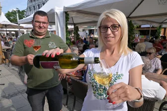 Rot oder weiß, lieblich oder trocken? Welche Weine die Zwickauer bevorzugen - Beim Zwickauer Weinfest: Peter Solyom und Monika Varga vom Weingut Soma aus Szentantalfa nördlich des Balaton. Einer ihrer Weine hat es den Zwickauern besonders angetan.