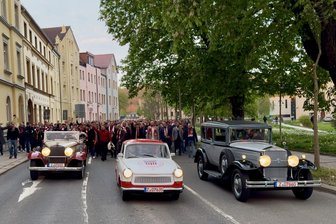 Rot-weiße Parade und Fangesänge vorm Rathaus – wie Zwickau das Meister-Jubiläum gefeiert hat - Horch-Oldtimer und Trabi „Erwin“ führen den Meistermarsch vom Alten Gasometer zum Rathaus an.
