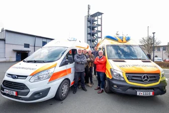 Rotary-Club spendet vogtländische Krankenfahrzeuge für Klinik in der Ukraine - Um die Fahrzeuge abzuholen, sind Mitglieder des Rotary-Clubs aus Großbritannien nach Plauen gereist: Tony Preston, Wozza, Andrew Miller, Jack Preston, Peter Chilcott (von links).