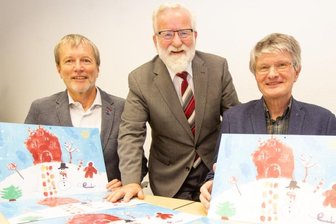 Rotary und "Freie Presse" helfen mit Kalender - Präsentieren stolz den neuen Rotary-Adventskalender: Dr. Hans Neuser vom Rotary-Club Vogtland Schloss Voigtsberg, Holger Männel vom Club Reichenbach-Auerbach und Matthias Seidel vom Plauener Club (von links). 