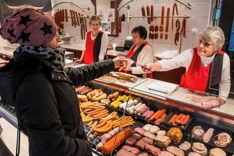 Rotation an der Fleischtheke: In Marienberg geht es um die Wurst - In der Marienberger Filiale der Fleischerei Kempe GmbH werden die Kunden von Erdmute Hahn, Karla Köhler und Gabriele Kraft (v. r.) bedient. 