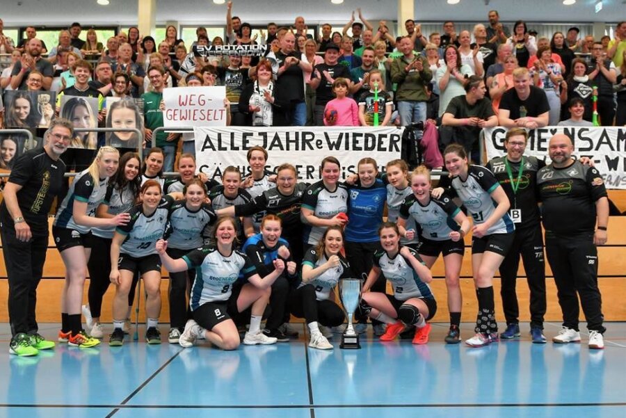 Rotation-Damen nach dem großen Finale: Traurig ist heute niemand - Trotz Niederlage viel Grund zum Jubel: Die Handballerinnen des SV Rotation Weißenborn und ihre zahlreichen Fans feierten nach einem tollen Pokalfinale in Döbeln mit dem Silberpokal. 