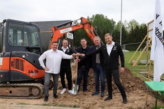 Rotation Göritzhain: Sportler erhalten schickes Vereinsgebäude - Jackie Eckhardt (v. l.), Danny Morgner, Eric Braun, Ronny Hofmann sowie Benjamin Zschage beim Spatenstich für den Ergänzungsbau am Vereinsheim des SV Rotation Göritzhain.