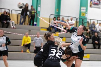 Rotation-Handballerinnen fordern den Favoriten lange - Julia Kiulies (r.), hier in einem früheren Spiel, trug sich in Leipzig neunmal in dier Torschützenliste ein. Insgesamt ist sie mit 27 Treffern zweitbeste Rotation-Werferin. Foto: Ellen Liebner/Archiv