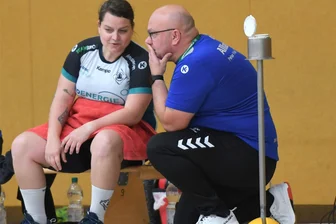 Rotation-Handballerinnen wollen beim Saisonfinale nochmals aufdrehen - Zum letzten Mal zusammen am Spielfeldrand: Julia Uhlemann und Rotation-Trainer Daniel Mombree. Die 34-jährige Spielmacherin bestreitet am Sonntag ihre letzte Partie.