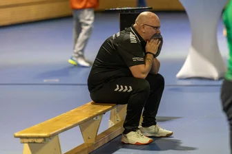 Rotation-Handballerinnen zwischen Stolz und Enttäuschung: „Der Handballgott war nicht auf unserer Seite“ - Ein Bild mit Symbolkraft: Auch Rotation-Trainer Daniel Mombree kämpfte am Sonntag mit den Tränen.
