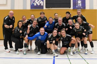 Rotation kommt erst spät auf Touren: Weißenborner Handballerinnen müssen gegen Schlusslicht lange zittern - Diesmal durfte das Team von Daniel Mombreé (l.) am Ende wieder jubeln.
