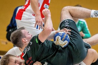 Rotation-Männer mit gestutzten Flügeln, HSG-Reserve obenauf - Es wurde sich nichts geschenkt: Der Chemnitzer Elias Koschwitz ringt Bruno Rümmler (oben) von Rotation Weißenborn zu Boden. 