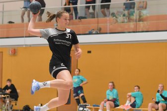 Rotation Weißenborn II: Mit Teamgeist zum ersten Saisonsieg - Gelungener Auftakt: Helene Hunger war im ersten Spiel der neuen Saison 7-mal erfolgreich. Mit 21:19 wurde am Ende der TSV Penig in die Knie gezwungen.