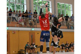Rotation Weißenborn: Keine Pfefferkuchen, aber zwei Punkte im Gepäck - Führte sein Team im ersten Spiel zum ersten Sieg: Rotation-Kapitän Thomas Bartzsch (r.), der in Pulsnitz 7-mal traf.
