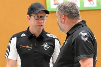 Rotation Weißenborns Trainer und sein Vorgänger: "Kommen gut miteinander klar" - Von Ex-Coach zu Coach: David Dehn (l.) und Manuel Kirpal besprachen die Partie gegen Marienberg nach Abpfiff.