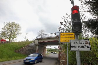 Rote Ampel bremst Radfahrer aus - Lange ein gewohnter Blick für Radfahrer: Sie schauen in Dennheritz auf eine rote Ampel. 