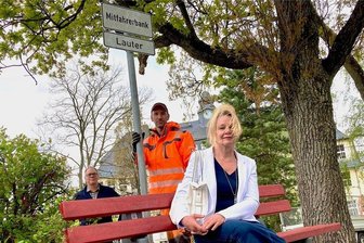 Rote Bänke laden in Lauter-Bernsbach ein: Platz nehmen und mitfahren - In Lauter-Bernsbach stehen jetzt zwei Mitfahrerbänke. Ideengeber waren Frank Harmsen (hinten links) und Ute Knauft, die Mitfahrerbänke aus anderen Regionen Deutschlands kennen. Bauhofmitarbeiter Kai Leßmüller stellte auch an der Bank an der Grundschule in Bernsbach ein Schild auf .