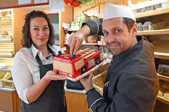 Rote-Bete-Brötchen und Feuerwehr-Torte: Wie die Härtig-Bäcker aus St. Michaelis mit der Zeit gehen - Noch ein Blaulicht aus Marzipan aufgesetzt und fertig ist der Geburtstagsgruß für einen Feuerwehrfan: Steve und Nicole Härtig reagieren in St. Michaelis auf Kundenwünsche.
