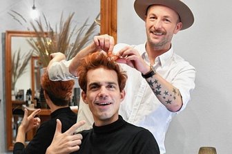 Rote Haare für die neue Rolle - Schauspieler Alexander Donesch (Vorn) werden für die Rolle als Titus Feuerfuchs von Martin Pieske die Haare gefärbt.