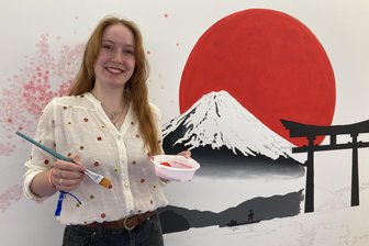 Rote Haare sind ihr Markenzeichen: Vogtländerin bei den Redhead Days dabei - Sienna Leonhardt bemalt ehrenamtlich die Wand des Karatezentrums in Auerbach. Dort ist die Rothaarige aus Muldenhammer auch als Kämpferin aktiv.