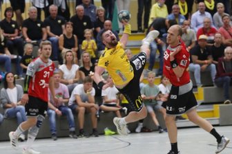 Rote Karte lässt das Spiel kippen - Lange Zeit hatten die Oberlosaer Spieler (im Foto Sebastian Duschek am Ball) und Fans Grund zum Jubeln. Doch die Hannoveraner drehten das Spiel in dem Moment, in dem keiner mehr den Gast auf dem Zettel hatte.