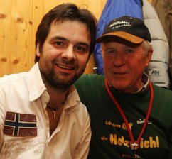 Rote Kordel erhält Ehrenplatz - 
              <p class="artikelinhalt">Sie kennen sich von vielen Konzerten und sind richtig Freunde geworden: Thomas Unger von den Randfichten (links) und einer seiner größten Fans, Johannes Richter aus Rödlitz. Zur Erinnerung hat Unger seine rote Kordel vom Hals genommen und diese seinem treuen Fan geschenkt. </p>
            