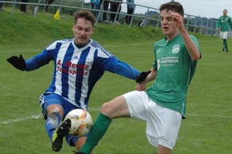 Rote Laterne hängt weiter beim SVL - Hart umkämpft war die Partie zwischen dem SV Lichtenberg, hier mit Johann Lange (r.), und Germania. Doch am Ende entführten die Mittweidaer Kicker mit Christian Schmidt die drei Punkte aus dem Erzgebirge. 