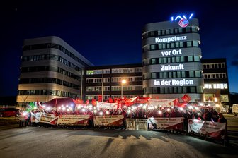 „Rote Linie erreicht“: Protest gegen Stellenabbau bei Technologiekonzern IAV im Erzgebirge - Am Dienstagabend demonstrierten rund 300 Menschen gegen den geplanten Stellenabbau bei IAV in Stollberg.