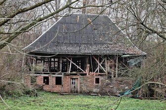 Rote Mühle in Hohenstein-Ernstthal: Keine Rettung in Sicht - Die idyllische Lage der "Roten Mühle" hat bereits Karl May inspiriert. Inzwischen wird das denkmalgeschützte Gebäude nur noch von der Hoffnung zusammengehalten.