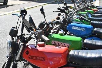 Rote Simson in Plauen gestohlen: Wer hat etwas beobachtet? - Geparkte Simson-Mopeds an einer Straße.