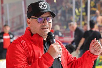 Rote Zahlen, große Probleme und runder Geburtstag: Diese Aufgaben warten auf den neuen Vorstand des ETC Crimmitschau - Daniel Sonntag hat im August die Aufgaben des Vorsitzenden von Matthias Gerth übernommen. Der 47-Jährige wurde im Amt bestätigt – bei acht Enthaltungen.
