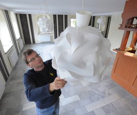 "Roter Hirsch" rappelt sich wieder auf - 
              <p class="artikelinhalt">Im Claußnitzer Gasthof "Roter Hirsch" läuft zurzeit der Umbau. Im Bild der neue Wirt Jan Kösters in der Gaststube. </p>
            