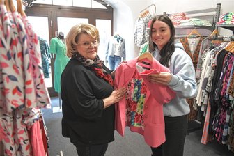 Roter Teppich wird ausgerollt: Freiberg lädt zur ersten Ladies-Shopping-Night ein - Bei Sim Mode in der Burgstraße berät Inhaberin Andrea Leonhardt (l.) so wie hier Shanice Schönfeld aus Oederan auch am Freitagabend die Damen zur aktuellen Frühjahrs- und Sommerkollektion.
