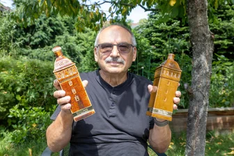 Roter Turm in Chemnitz neu als Schnapsflasche? Dieser Burgstädter erzählt die Geschichte eines historischen Exemplars - Matthias Friedl mit seinen beiden Roter-Turm-Flaschen. Links die Jubiläumsausgabe von 1965.