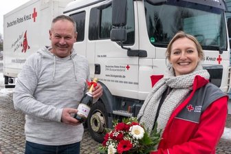 Rotes Kreuz ehrt Heidersdorfer für 150. Blutspende - Eine Flasche Sekt und einen Blumenstrauß gab es für André Morgenstern. Überreicht bekam er die Geschenke von Anja Werth-Orgis. 