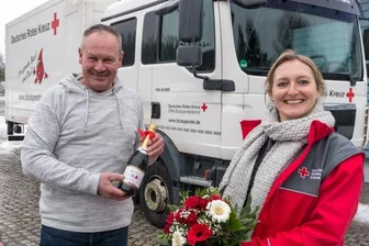 Rotes Kreuz ehrt Heidersdorfer für 150. Blutspende - Eine Flasche Sekt und einen Blumenstrauß gab es für André Morgenstern. Überreicht bekam er die Geschenke von Anja Werth-Orgis.