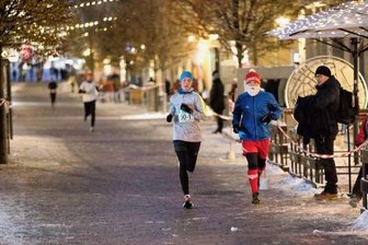 Rotes Licht führt durch winterliche Strecke - Im Hauptlauf über 12 km waren Staffeln, Einzelläufer und Weihnachtsmänner unterwegs.